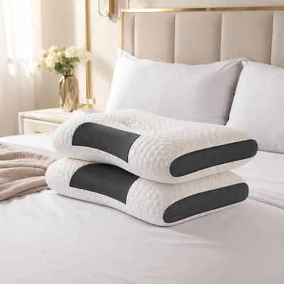 Par de almohadas ergonómicas ortopédicas sobre una cama en un dormitorio moderno