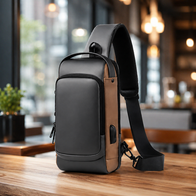 Bolso mochila antirrobo tipo bandolera en un entorno urbano moderno