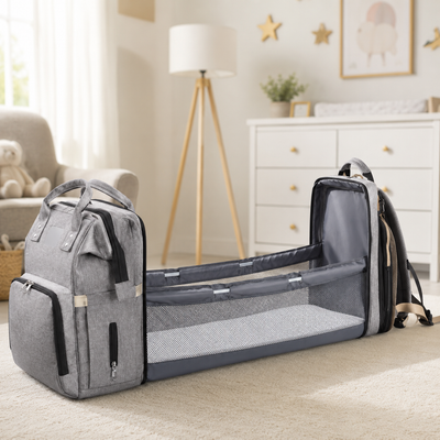 Bolso mochila mudador 3 en 1 con cuna portátil desplegada en una habitación de bebé