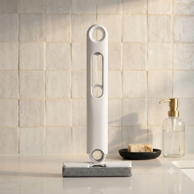 Mini mopa de mano autoexprimible sobre encimera de baño luminoso